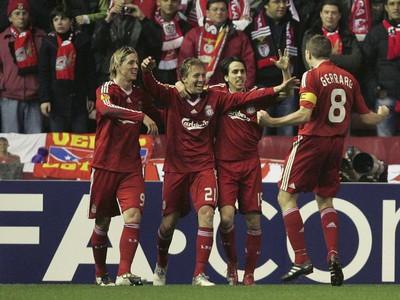 Hráči Liverpoolu po góle Lucasa