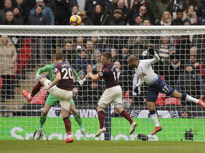 Lucas Moura pred bránkou Martina Dúbravku