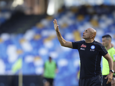 Na snímke tréner Neapola Luciano Spalletti dáva hráčom pokyny