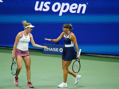 Česká dvojica Lucie Hradecká (vpravo), Linda Nosková sa teší po víťazstve nad americkým párom Serena Williamsová, Venus Williamsová v 1. kole ženskej štvorhry na grandslamovom tenisovom turnaji US Open v New Yorku 