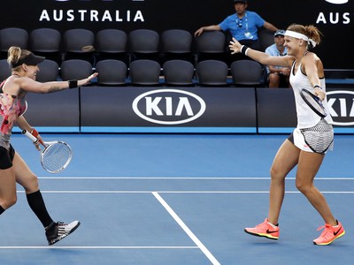 Betthanie Matteková-Sandsová a Lucie Šafářová si užívajú titul z Australian Open