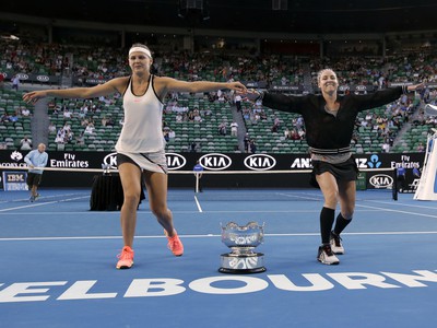 Betthanie Matteková-Sandsová a Lucie Šafářová si užívajú titul z Australian Open