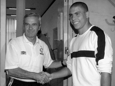 Na snímke bývalý taliansky futbalový tréner Luigi Simoni a brazílsky superstrelec Ronaldo