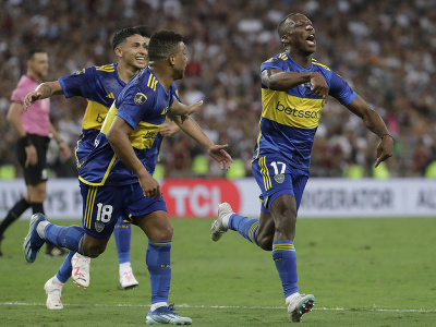 Hráči Boca Juniors oslavujú gól Luisa Advínculaa
