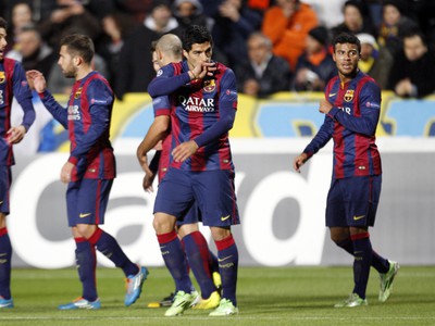 Luis Suárez so spoluhráčmi oslavuje svoj gól