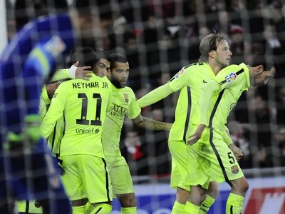 Luis Suárez so spoluhráćmi oslavuje gól do siete Bilbaa