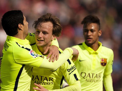 Luis Suárez, Ivan Rakitič a Neymar oslavujú gól Barcelony