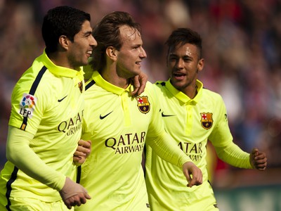 Luis Suárez, Ivan Rakitič a Neymar oslavujú gól Barcelony