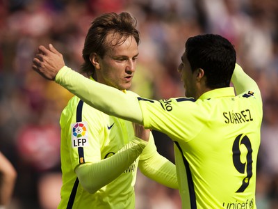 Ivan Rakitič a Luis Suárez (9) oslavujú gól Barcelony