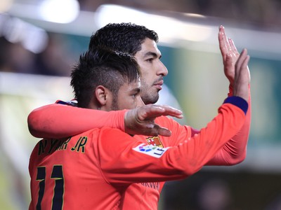 Neymar a Luis Suárez oslavujú gól Barcelony