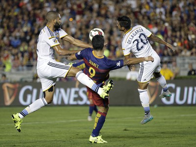 Luis Suárez proti hráčom LA Galaxy