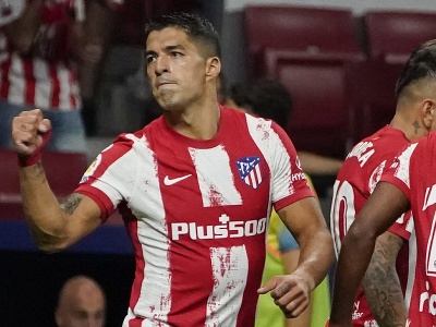 Na snímke hráč Atlética Luis Suárez oslavuje gól