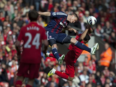 Luis Suarez a Robert Huth 