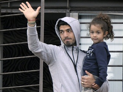 Luis Suárez je už doma s rodinou