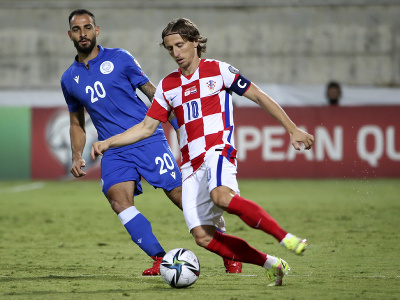 Luka Modrič kontrolu loptu pred hráčom Cypru
