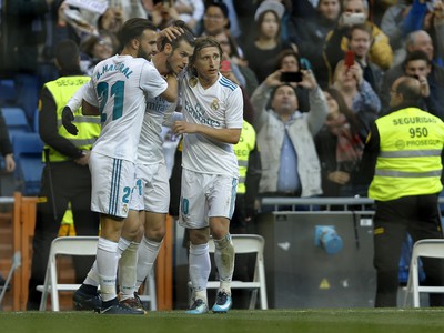Gareth Bale, Borja Mayoral a Luka Modrič oslavujú gól Realu