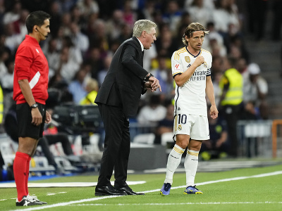 Carlo Ancelotti dáva počas zápasu pokyny Lukovi Modričovi 