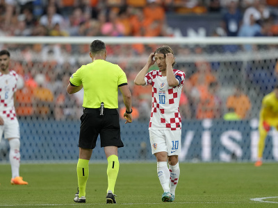 Vpravo kapitán Chorvátska Luka Modrič diskutuje s hlavným rozhodcom Istvánom Kovácsom