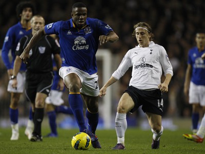 Luka Modrič a Victor Anichebe