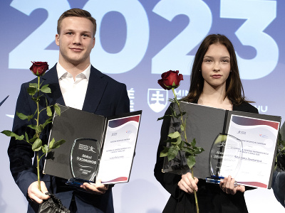 Na snímke karatisti vpravo Alexandra Zeumarová a vľavo Lukáš Bohunický počas slávnostného odovzdávania ocenení Športovec NŠC 2023