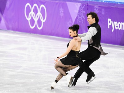 Slovenskí reprezentanti Lukáš Csölley a Lucie Myslivečková počas súťaže v krasokorčuľovaní párov - voľný tanec na ZOH 2018