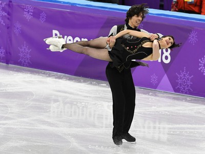 Slovenskí reprezentanti Lukáš Csölley a Lucie Myslivečková počas súťaže v krasokorčuľovaní párov - voľný tanec na ZOH 2018