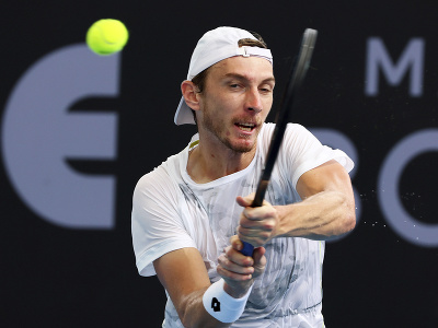 Slovenský tenista Lukáš Klein odvracia loptičku Argentínčanovi Sebastianovi Baezovi v 1. kole turnaja ATP v austrálskom Brisbane 2. januára 2024