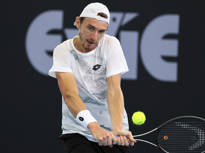 Slovenský tenista Lukáš Klein odvracia loptičku Argentínčanovi Sebastianovi Baezovi v 1. kole turnaja ATP v austrálskom Brisbane 2. januára 2024.
