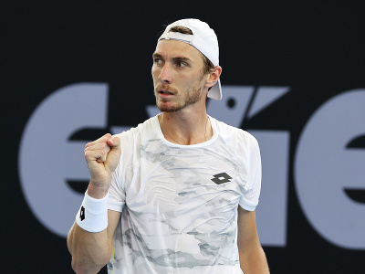 Slovenský tenista Lukáš Klein sa teší v zápase proti Argentínčanovi Sebastianovi Baezovi v 1. kole turnaja ATP v austrálskom Brisbane 2. januára 2024