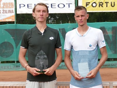 Slovenský tenista Lukáš Klein (vľavo) pózuje s trofejou po triumfe v mužskej dvojhre na turnaji v Žiline