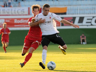Lukáš Kováč z FC Vion Zlaté Moravce a Lukáš Greššák z MFK Ružomberok 
