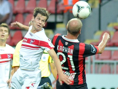 Hráč Trnavy Miroslav Karhan a hráč Zlatých Moraviec Lukáš Kováč