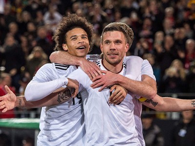 Lukas Podolski sa raduje zo streleného gólu v jeho poslednom reprezentačnom zápase za Nemecko