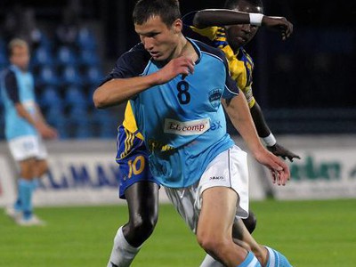 Lukáš Štetina z FC Nitra (vpredu) v súboji s Ahmedom Hassanom z FK DAC Dunajská Streda