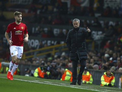 Tréner United José Mourinho dáva pokyny svojmu hráčovi Lukemu Shawovi
