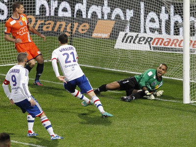 Maxime Gonalons oslavuje gól