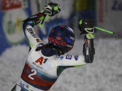 Slovinská lyžiarka Andreja Slokarová oslavuje víťazstvo v  paralelnej súťaži Svetového pohára v rakúskom stredisku Lech/Zürs