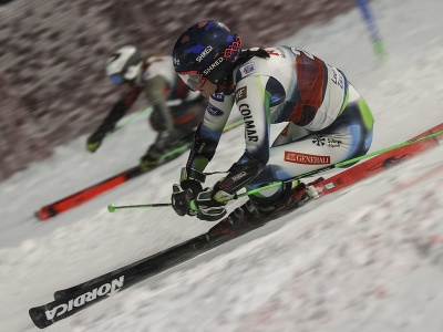 Slovinská lyžiarka Andreja Slokarová oslavuje víťazstvo v  paralelnej súťaži Svetového pohára v rakúskom stredisku Lech/Zürs