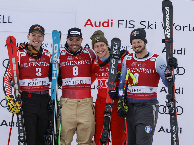 Druhý zľava rakúsky lyžiar Vincent Kriechmayr oslavuje víťazstvo v super-G Svetového pohára v alpskom lyžovaní mužov v nórskom stredisku v Kvitfjelli. Vľavo druhý Kanaďan Jeffrey Read, tretí Talian Dominik Paris (vpravo) a Švajčiar Marco Odermatt.