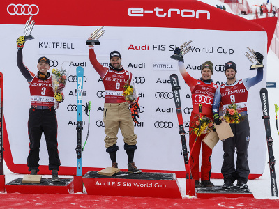 Druhý zľava rakúsky lyžiar Vincent Kriechmayr oslavuje víťazstvo v super-G Svetového pohára v alpskom lyžovaní mužov v nórskom stredisku v Kvitfjelli. Vľavo druhý Kanaďan Jeffrey Read, tretí Talian Dominik Paris (vpravo) a Švajčiar Marco Odermatt.