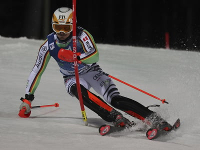 Nemecký lyžiar Linus Strasser zvíťazil v prestížnom nočnom slalome Svetového pohára v Schladmingu.