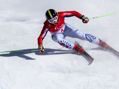 Slovenský zjazdový lyžiar Miroslav Haraus počas paraalpského lyžovania v rámci XIII. zimných paralympijských hier 2022 v Pekingu. 