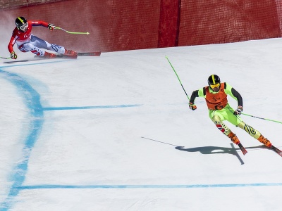 Slovenský zjazdový lyžiar Miroslav Haraus (hore) a jeho navádzač Maroš Hudík (v popredí) počas paraalpského lyžovania v rámci XIII. zimných paralympijských hier 2022 v Pekingu.