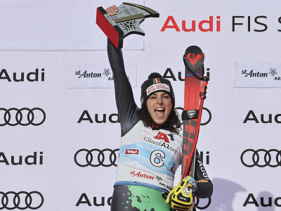 Talianska lyžiarka Federica Brignoneová sa teší na pódiu z triumfu v pretekoch super-G Svetového pohára v alpskom lyžovaní v rakúskom stredisku St. Anton