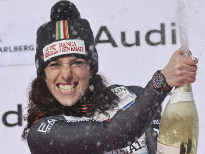 Talianska lyžiarka Federica Brignoneová strieka šampanské na pódiu po víťazstve v pretekoch super-G Svetového pohára v alpskom lyžovaní v rakúskom stredisku St. Anton
