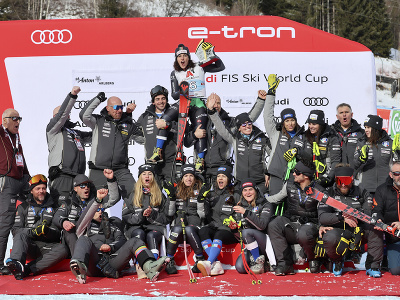 Talianska lyžiarka Federica Brignoneová (hore) sa teší s členmi svojho tímu z víťazstva v pretekoch super-G Svetového pohára v alpskom lyžovaní v rakúskom stredisku St. Anton