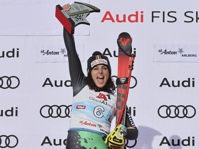 Talianska lyžiarka Federica Brignoneová sa teší na pódiu z triumfu v pretekoch super-G Svetového pohára v alpskom lyžovaní v rakúskom stredisku St. Anton