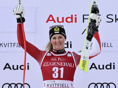 Rakúska lyžiarka Nina Ortliebová oslavuje víťazstvo v super-G Svetového pohára v nórskom Kvitfjelli