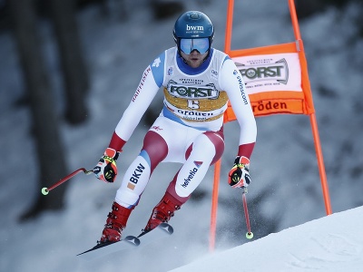 Švajčiarsky lyžiar Niels Hintermann počas zjazdu