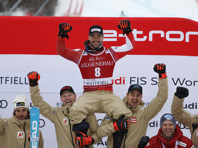 Rakúsky lyžiar Vincent Kriechmayr oslavuje víťazstvo v super-G v nórskom Kvitfjelli 